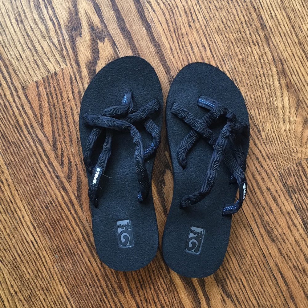 TEVA STRAPPY SANDALS NWOT